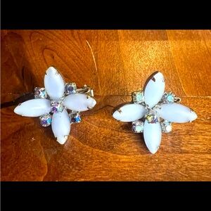 Beautiful Vintage Retro Hobe Flower Blue Iridescent Silver tone clip on earrings